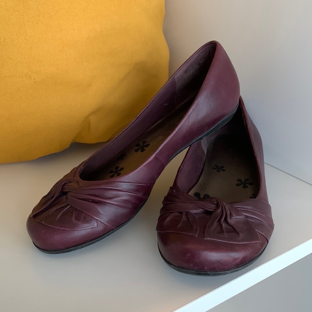 Bare Traps - purple leather flats, size 8, very good used condition